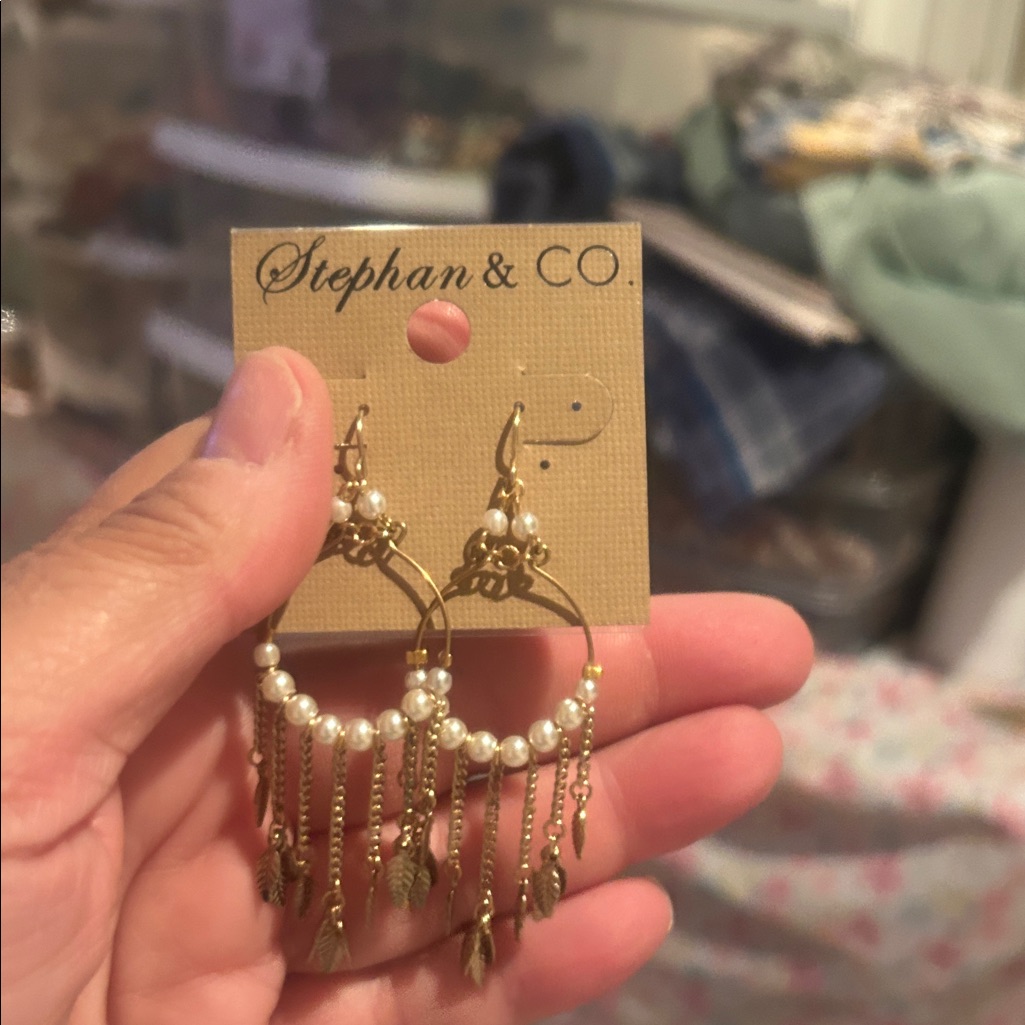 Stephan Co Gold Hoops With Pearls 10$